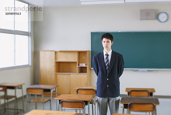 Japanischer Gymnasiast vor der Tafel im Klassenzimmer