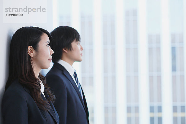 Japanische Geschäftsleute in einem modernen Büro