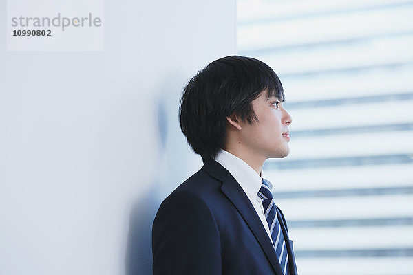 Japanischer Geschäftsmann in einem modernen Büro