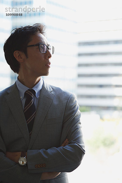 Japanischer Geschäftsmann in einem modernen Büro