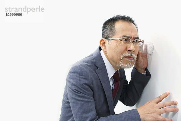 Japanischer Senior-Geschäftsmann auf weißem Hintergrund