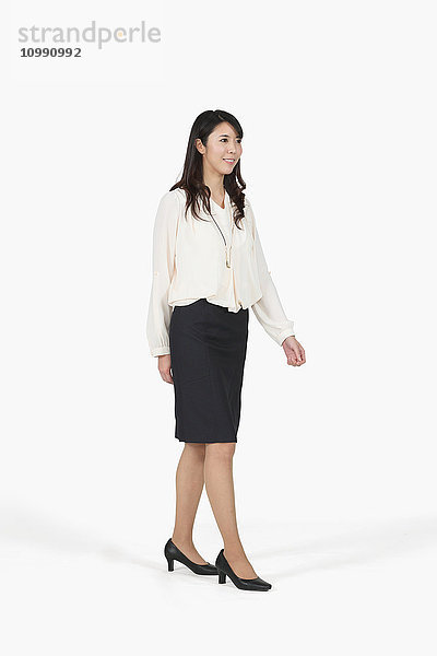 Japanische Geschäftsfrau auf weißem Hintergrund