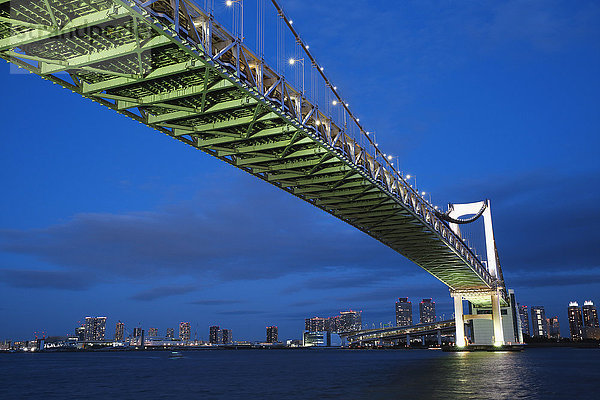 Regenbogenbrücke und Stadtbild bei Nacht  Tokio  Japan