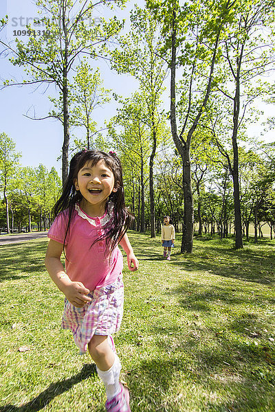 Kinder spielen in einem Park