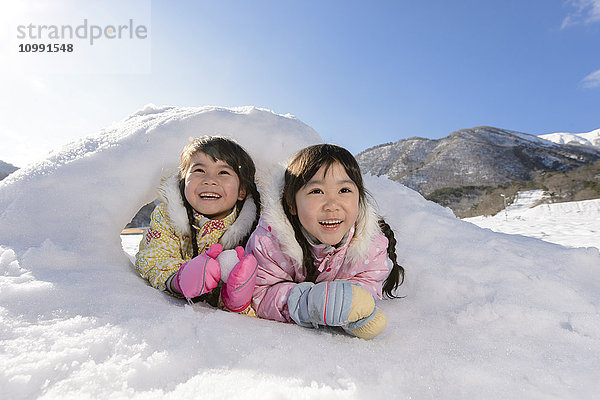 Kinder spielen im Schnee