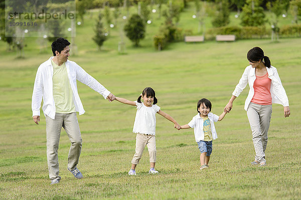 Japanische Familie im Park