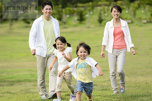 Japanische Familie im Park