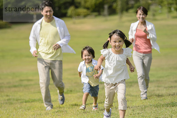 Japanische Familie im Park