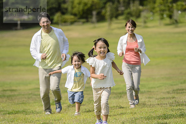 Japanische Familie im Park