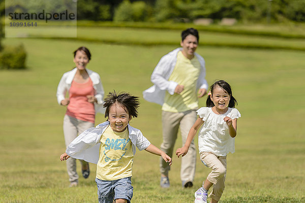 Japanische Familie im Park