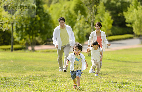 Japanische Familie im Park