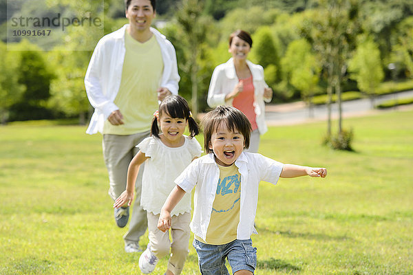 Japanische Familie im Park