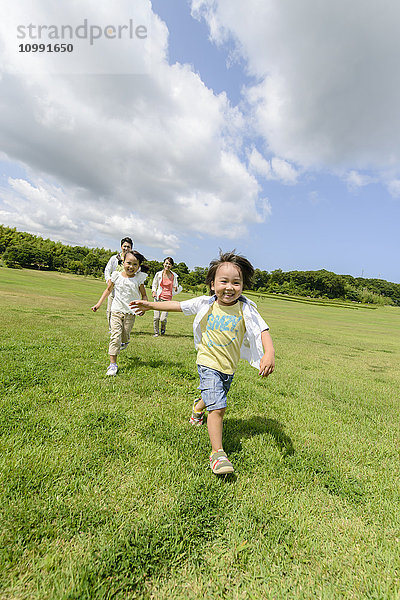 Japanische Familie im Park