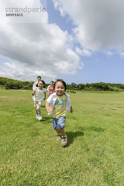 Japanische Familie im Park