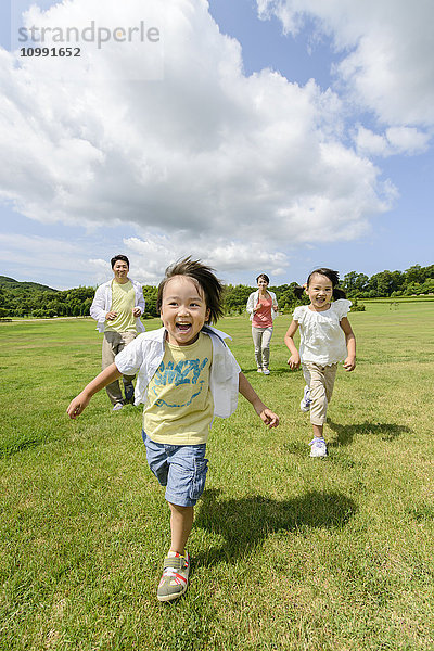 Japanische Familie im Park