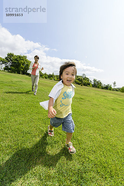 Japanische Familie im Park