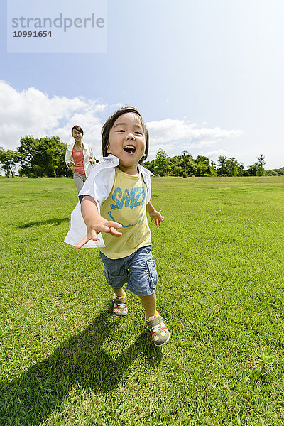 Japanische Familie im Park