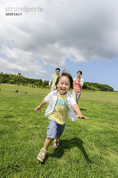 Japanische Familie im Park