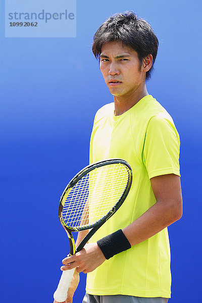 Junge japanische Tennisspielerin in Aktion