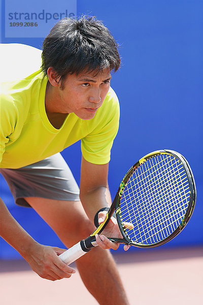 Junge japanische Tennisspielerin in Aktion