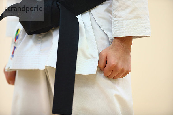 Japanisches Kind in Karateuniform beim Training
