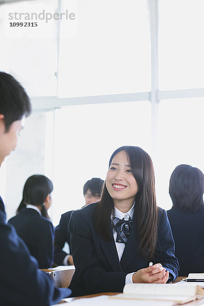 Japanische Gymnasiasten während einer Unterrichtsstunde