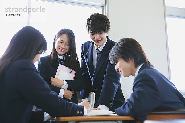Japanische Gymnasiasten nach dem Unterricht