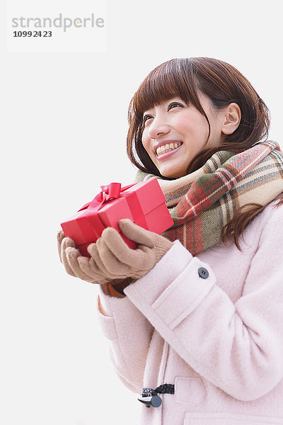 Attraktive Japanerin mit Geschenk an einem Wintertag