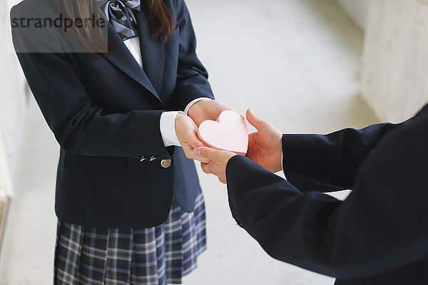 Japanische Schülerin überreicht Geschenk