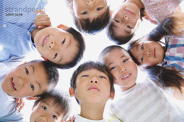 Japanische Kinder schauen in die Kamera