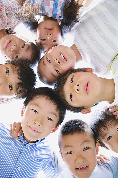 Japanische Kinder schauen in die Kamera