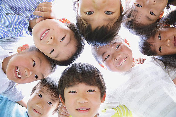 Japanische Kinder schauen in die Kamera