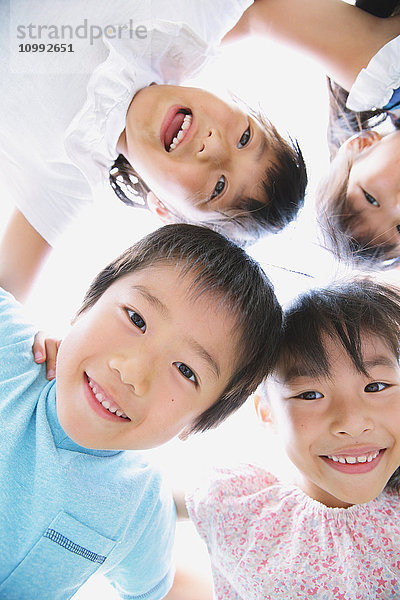 Japanische Kinder schauen in die Kamera