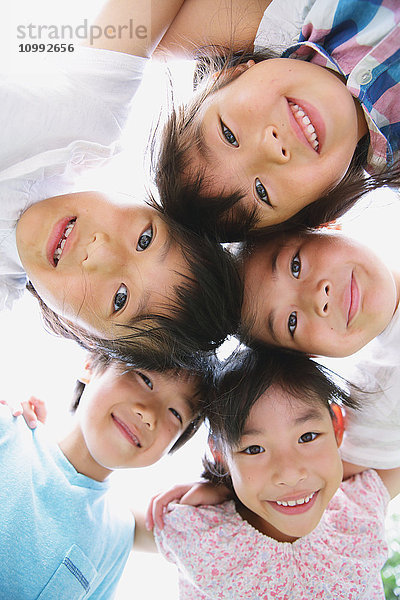 Japanische Kinder schauen in die Kamera