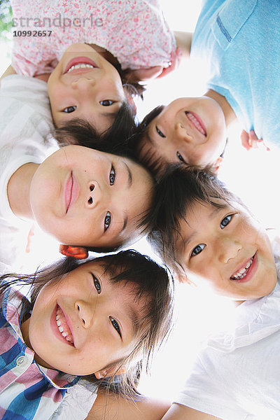 Japanische Kinder schauen in die Kamera