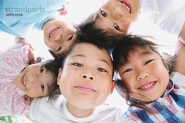 Japanische Kinder schauen in die Kamera