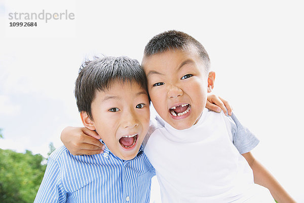 Japanische Kinder schauen in die Kamera