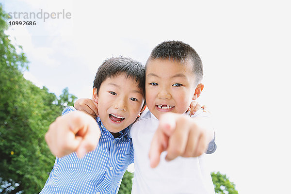 Japanische Kinder schauen in die Kamera