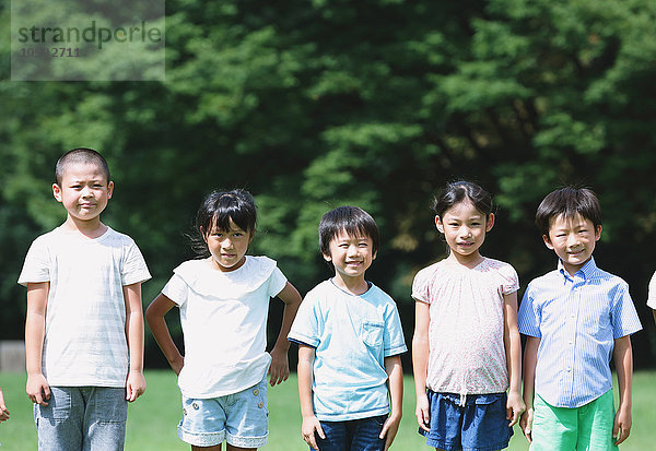 Japanische Kinder schauen in die Kamera