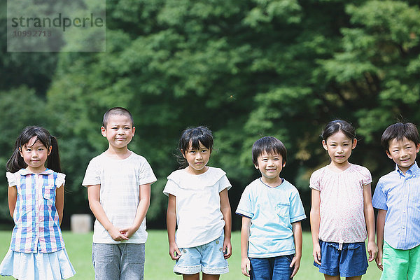 Japanische Kinder schauen in die Kamera