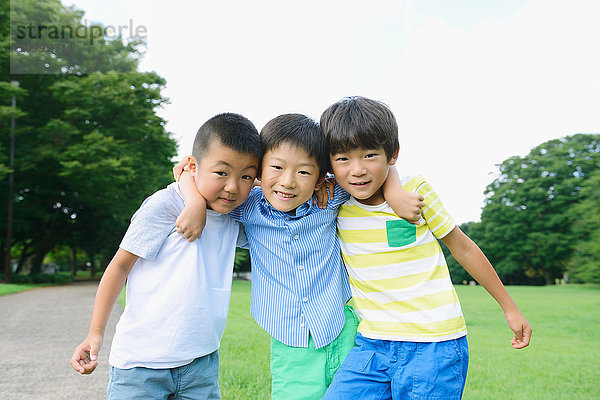 Japanische Kinder schauen in die Kamera