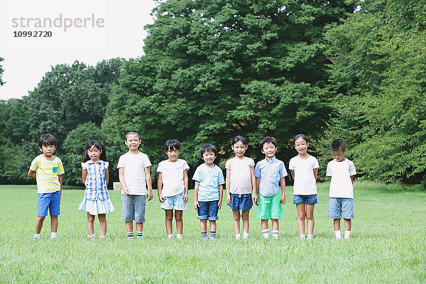 Japanische Kinder schauen in die Kamera