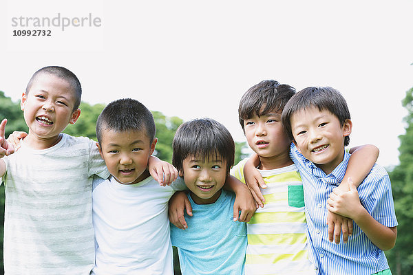 Japanische Kinder schauen in die Kamera