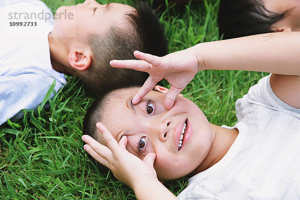 Japanische Kinder schauen in die Kamera