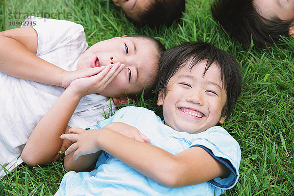 Japanische Kinder schauen in die Kamera