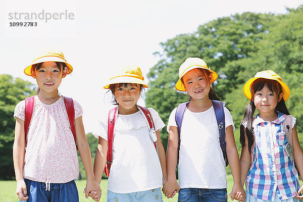 Japanische Kinder schauen in die Kamera