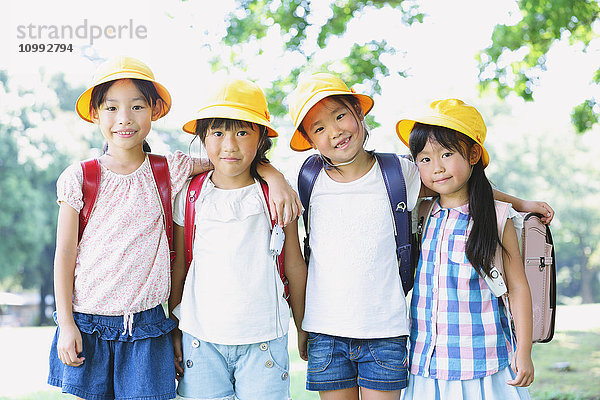 Japanische Kinder schauen in die Kamera