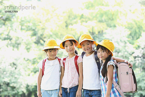 Japanische Kinder schauen in die Kamera