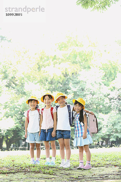 Japanisches Kind in einem Stadtpark