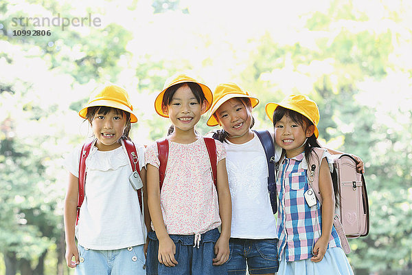 Japanische Kinder schauen in die Kamera